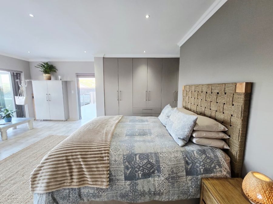6 Bedroom Property for Sale in Glentana Western Cape
